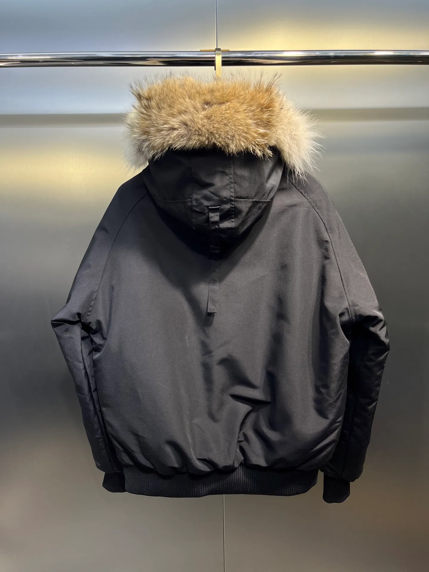 P720 high-end version black (new version of Big Goose 01) Canada Goose Canada Goose #Chilliwack 7999M bomber jacket short down jacket/01 model #Men and Women Same Style# ➖ Genuine synchronous anti-counterfeiting chip sensor! ➖ Imported 21S polyester-cotton blended original fabric [last year’s 16S/18S hard fabrics have been completely eliminated, this year all use 21S genuine synchronous fabrics, the soft mid-strap feels delicate and textured], genuine synchronous Feather-Light 10D waterproof coating fabric, made of 84.5 polyester fiber and 15.5 cotton, 100% the best feel in the entire network! ➖ The genuine official website is synchronized with the national standard 80 white duck down, you can check the official website customer service, there will never be a series of misleading claims such as 90 down or goose down! ➖ Using the best nylon lining with double double-layer sealing design, velvet-proof No. 7 needle + grid-filled down ready-made garments, there is 100% no so-called velvet running! ➖ The cuffs are designed with thickened seamless threads, and the collar and pockets are lined with top-quality polar fleece to keep you warm and comfortable! ➖ Yoshida YKK provides original custom-made electroplated sliders. YKK two-way lockable zippers are tight and smooth and will not peel off paint! ➖ 3M composite guarantees that the Velcro is the same as the original, durable, and all accessories and hardware are custom-made! ➖ Imported BEHRINGER embroidery machine to customize the 10,000-needle embroidery logo, 98% of which can be reproduced to restore the original logo. You can check and compare on the official website! ➖ The fur collars are all made of large pieces of Western Canadian blue wolf hide, ensuring that each fur collar is 13-15cm wide!   Size:XS-XXL